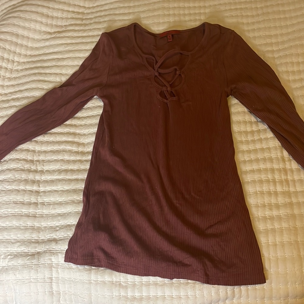 Buckle tee criss cross